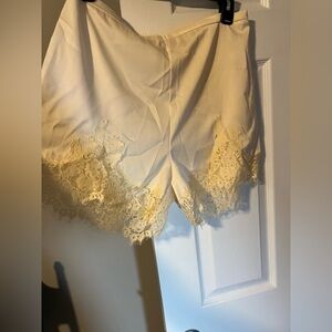 Cream side zip lace shorts